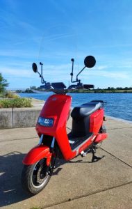 Elektrische scooter rood aan het water